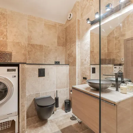 3 Bdrm Spacious Penthouse W/ 2 Pools & Bbq