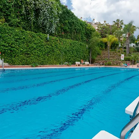 3 Bdrm Spacious Penthouse W/ 2 Pools & Bbq