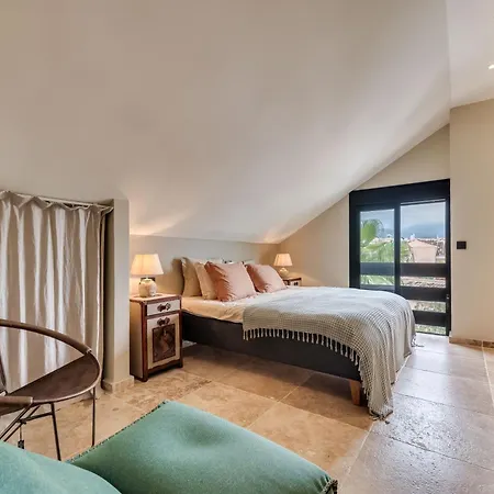 3 Bdrm Spacious Penthouse W/ 2 Pools & Bbq