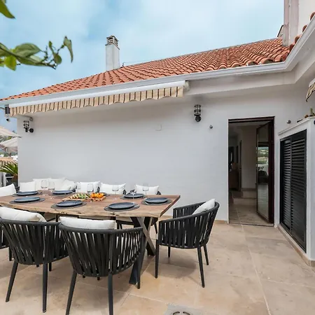 Daire 3 Bdrm Spacious Penthouse W/ 2 Pools & Bbq