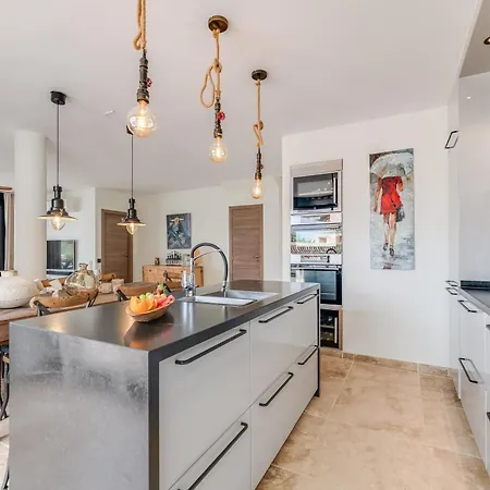 Daire 3 Bdrm Spacious Penthouse W/ 2 Pools & Bbq *