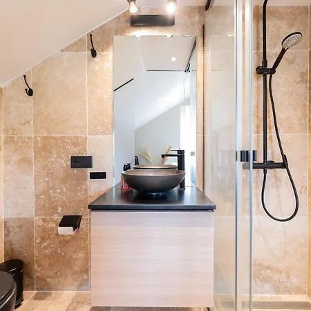 3 Bdrm Spacious Penthouse W/ 2 Pools & Bbq