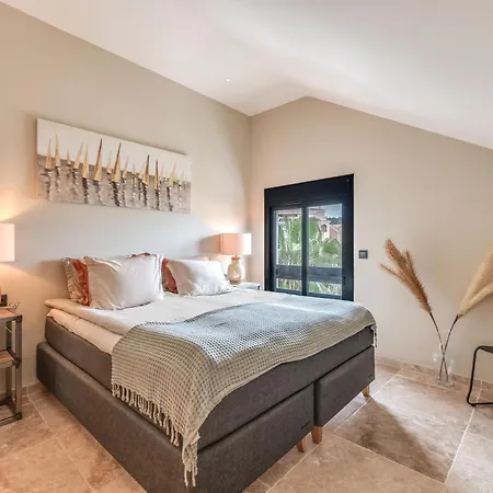 Daire 3 Bdrm Spacious Penthouse W/ 2 Pools & Bbq Marbella