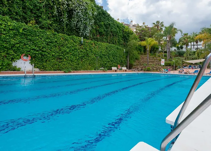 3 Bdrm Spacious Penthouse W/ 2 Pools & Bbq