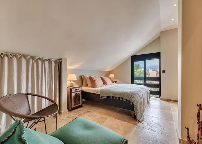 3 Bdrm Spacious Penthouse W/ 2 Pools & Bbq