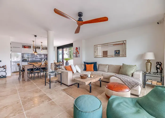 3 Bdrm Spacious Penthouse W/ 2 Pools & Bbq