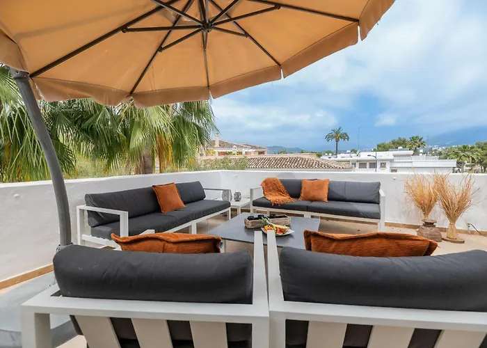 3 Bdrm Spacious Penthouse W/ 2 Pools & Bbq