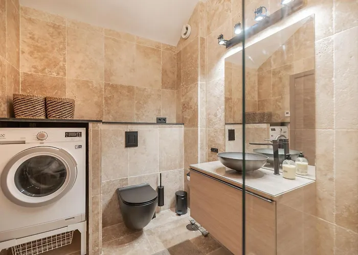 3 Bdrm Spacious Penthouse W/ 2 Pools & Bbq