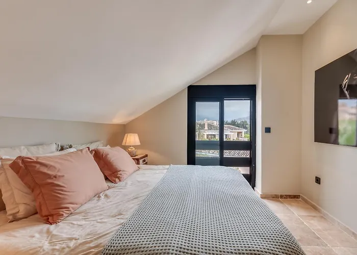 3 Bdrm Spacious Penthouse W/ 2 Pools & Bbq Marbella