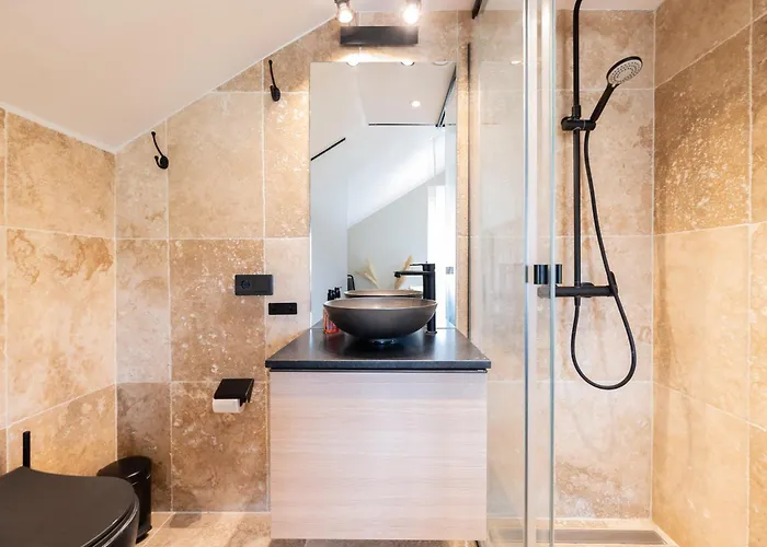 3 Bdrm Spacious Penthouse W/ 2 Pools & Bbq