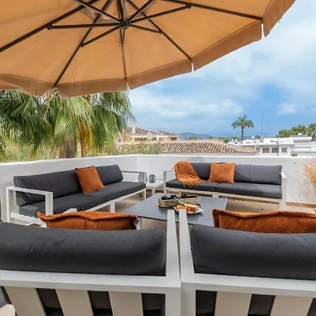 3 Bdrm Spacious Penthouse W/ 2 Pools & Bbq